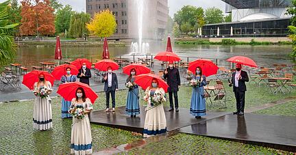 In den hellen Kleidern (v.l.) die scheidenden K&auml;thchen Denise Fohr, Jasmin Heyd und Lisa Roth, dahinter in den blauen Kleidern die neuen K&auml;thchen Emilia Felder, Daphne Schietinger und Madeleine Sackmann.
Foto: Stadt Heilbronn