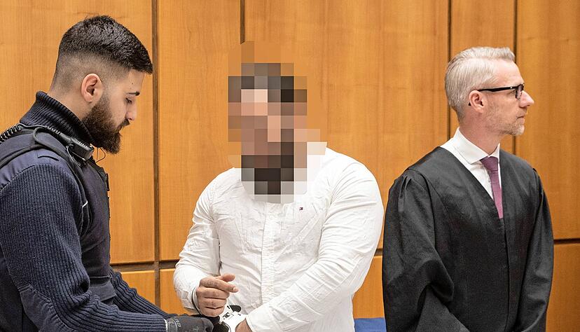 Der Angeklagte steht wegen versuchtem Totschlag vor Gericht. Der Angeklagte steht wegen versuchtem Totschlag vor Gericht.