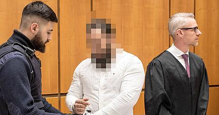 Der Angeklagte steht wegen versuchtem Totschlag vor Gericht.
Foto: Veigel