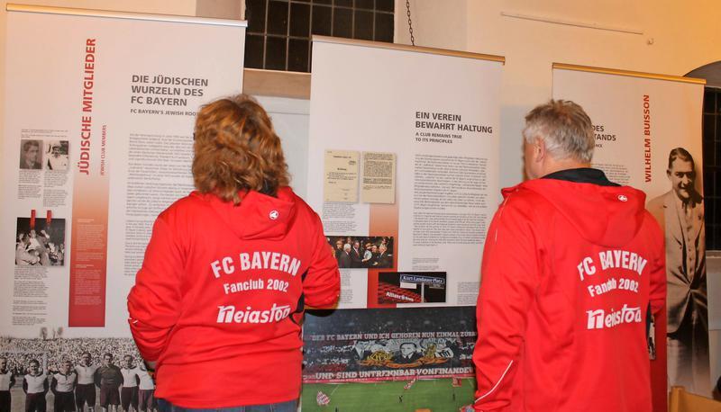 Auf viel Interesse nicht nur bei leidenschaftlichen FC-Bayern-Fans stößt die Wanderausstellung bei der Eröffnung am Montagabend in der Spitalkirche. Bis einschließlich 16. März ist sie dort zu sehen.
Fotos: Bettina Hachenberg