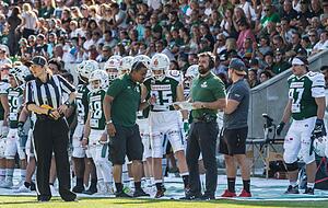Jordan Neuman (mit Kopfhörer und Notizen in der Hand) hat die Nachfolge vom langjährigen Unicorns-Cheftrainer Siegfried Gehrke angetreten. Zuvor hatten die Haller Neuman jahrelang aufgebaut. Die Philosophie ist identisch. Deshalb hat uns "selbst ein Trainerwechsel nicht zurückgeworfen", sagt Stadionsprecher Axel Streich. Jordan Neuman (mit Kopfhörer und Notizen in der Hand) hat die Nachfolge vom langjährigen Unicorns-Cheftrainer Siegfried Gehrke angetreten. Zuvor hatten die Haller Neuman jahrelang aufgebaut. Die Philosophie ist identisch. Deshalb hat uns "selbst ein Trainerwechsel nicht zurückgeworfen", sagt Stadionsprecher Axel Streich.