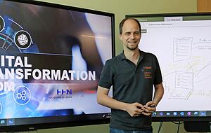 Thorben Heinrichs f&uuml;hrt die Gesch&auml;fte von heilbronn franken connected, oder kurz: hfcon. Das ist die Tr&auml;gergesellschaft des Digital Hubs in K&uuml;nzelsau, das vor allem kleinere und mittlere Firmen ber&auml;t.
Fotos: Reichert