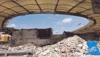 Bagger toben sich momentan in der Mercedes-Benz-Arena aus. Täglich werden 80 Ladungen Erdreich abtransportiert.Foto: Stadion Neckar-Park/Jörg Klopfer Bagger toben sich momentan in der Mercedes-Benz-Arena aus. Täglich werden 80 Ladungen Erdreich abtransportiert.Foto: Stadion Neckar-Park/Jörg Klopfer