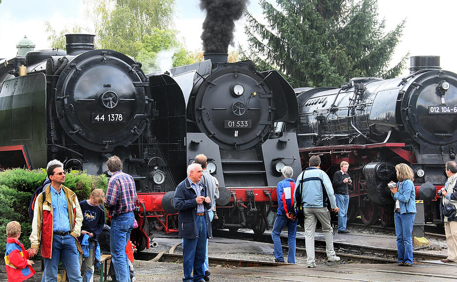 2007: Zum Dampflockfest sind mehr als 80 Eisenbahnfahrzeuge aus der L&auml;nderbahnzeit, der Zeit der
Deutschen Reichsbahn und der Deutschen Bahn zu bestaunen.