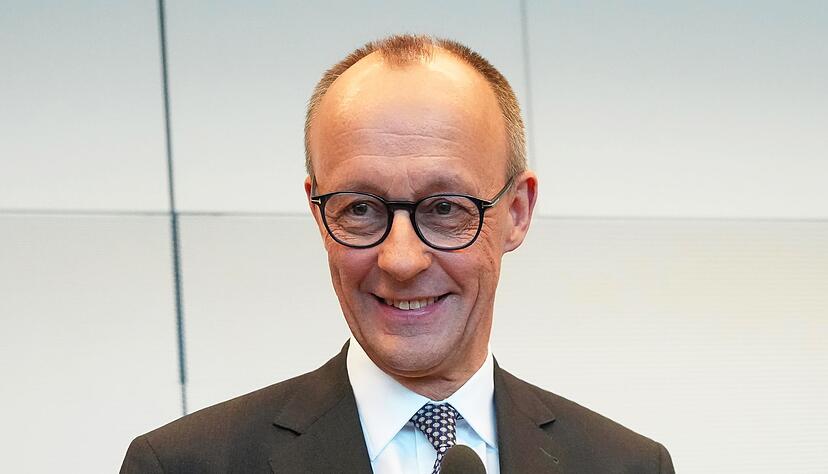 Zwei Tage nach der Bundestagswahl hat die CDU/CSU-Fraktion Friedrich Merz erneut zum Vorsitzenden gewählt. Sollte er Bundeskanzler werden, muss die Fraktion einen neuen Chef bestimmen. Zwei Tage nach der Bundestagswahl hat die CDU/CSU-Fraktion Friedrich Merz erneut zum Vorsitzenden gewählt. Sollte er Bundeskanzler werden, muss die Fraktion einen neuen Chef bestimmen.