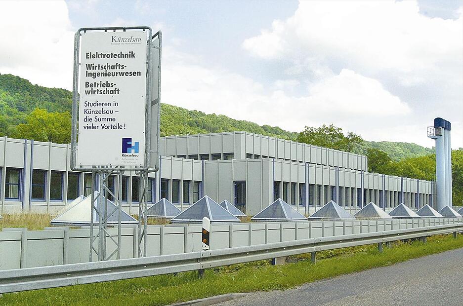 Dezember 1995: Ministerpräsident Erwin Teufel löst sein im Oktober gegebenes Versprechen ein. Der Studiengang Betriebswirtschaft mit Schwerpunkt Kunden- und Produktmanagement sowie Kultur- und Freizeitmanagement wird ab Herbst 1996 eingerichtet. Dezember 1995: Ministerpräsident Erwin Teufel löst sein im Oktober gegebenes Versprechen ein. Der Studiengang Betriebswirtschaft mit Schwerpunkt Kunden- und Produktmanagement sowie Kultur- und Freizeitmanagement wird ab Herbst 1996 eingerichtet.