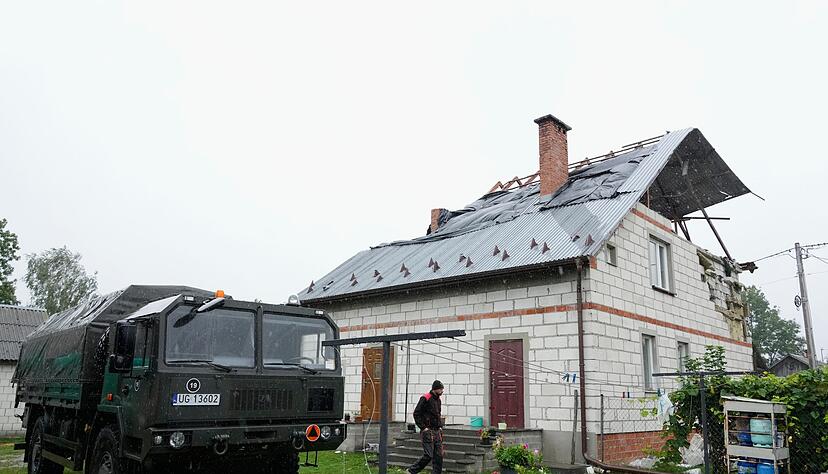 Ein Mann geht an einem beschädigten Haus vorbei, nachdem russische Drohnen den polnischen Luftraum verletzt haben. (Archivbild) Ein Mann geht an einem beschädigten Haus vorbei, nachdem russische Drohnen den polnischen Luftraum verletzt haben. (Archivbild)