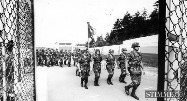 Im August 1990 zelebrieren die US-Soldaten ihren Ausmarsch aus der Raketenbasis Waldheide als Medienspektakel.