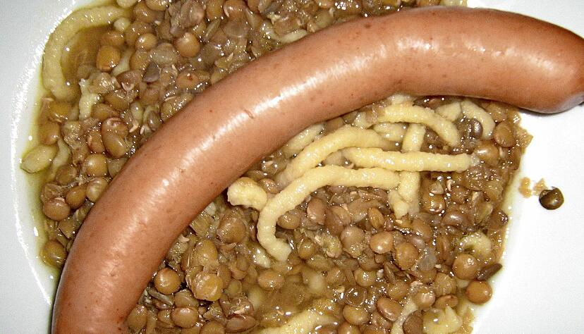 Linsen mit Sp&auml;tzle ist f&uuml;r viele &Ouml;hringer das typische Gericht der Stadt. Und nicht zu vergessen ist die Currywurst vom Kircher.
Foto: Archiv/pixelio/Heinrich Heermann
