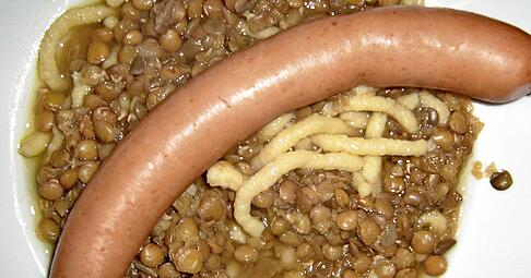 Linsen mit Spätzle ist für viele Öhringer das typische Gericht der Stadt. Und nicht zu vergessen ist die Currywurst vom Kircher.
Foto: Archiv/pixelio/Heinrich Heermann Linsen mit Spätzle ist für viele Öhringer das typische Gericht der Stadt. Und nicht zu vergessen ist die Currywurst vom Kircher.
Foto: Archiv/pixelio/Heinrich Heermann