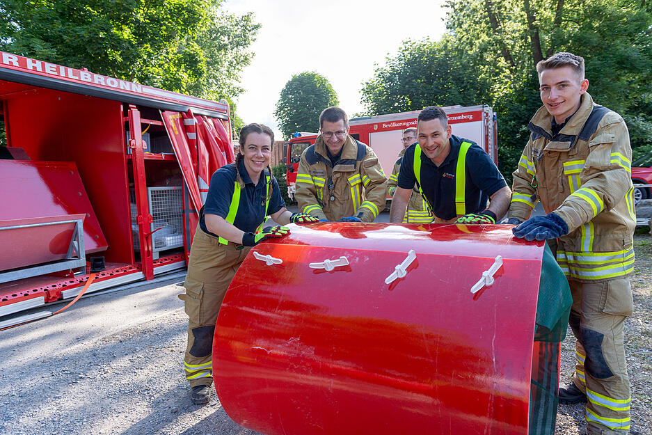 Feuerwehr, Polizei, Rettungsdienste und das Technische Hilfswerk nehmen mit insgesamt rund 400 Einsatzkräften an der Katastrophenschutzübung in Heilbronn teil. Geprobt wird das Szenario "extremes" Hochwasser. Feuerwehr, Polizei, Rettungsdienste und das Technische Hilfswerk nehmen mit insgesamt rund 400 Einsatzkräften an der Katastrophenschutzübung in Heilbronn teil. Geprobt wird das Szenario "extremes" Hochwasser.