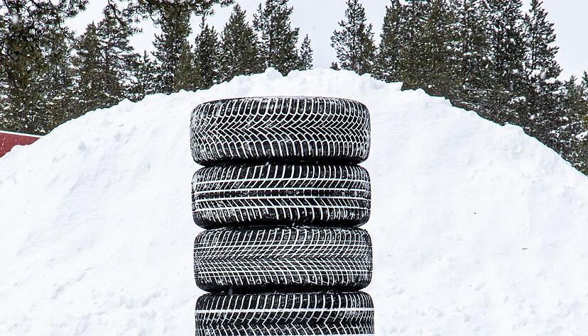 10 Winterreifen in der Dimension 245/45 R19 haben die Tester unter die Lupe genommen.