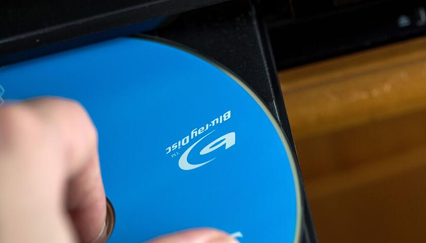 Am Besten die DVD am Rand oder dem Loch in der Mitte halten - so bleibt die Oberfläche frei von Fingerabdrücken. Am Besten die DVD am Rand oder dem Loch in der Mitte halten - so bleibt die Oberfläche frei von Fingerabdrücken.