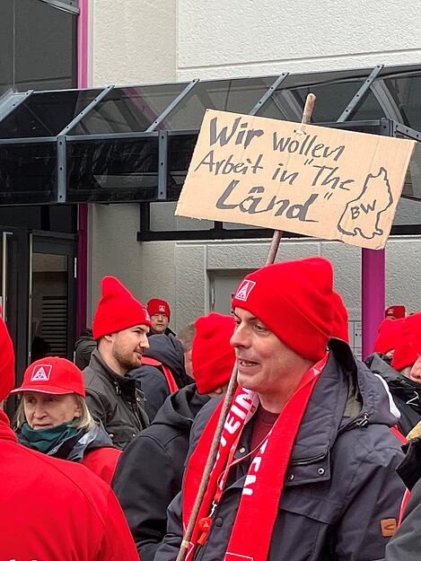 Protestaktion in Neckarsulm: PSW-Mitarbeiter fordern sichere Perspektiven. Protestaktion in Neckarsulm: PSW-Mitarbeiter fordern sichere Perspektiven.