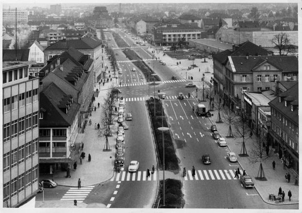 März 1960 - Zebrastreifen und Parkplätze rechts und links der Allee sind markiert.