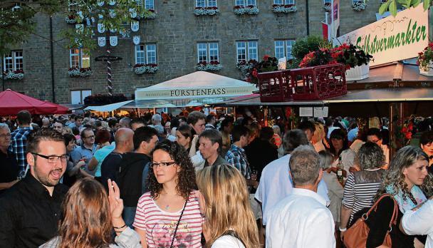 Gut besucht: Am Samstag dr&auml;ngten sich die Menschen auf dem Marktplatz, aber auch im Schlosshof war bei nicht ganz so lauter Musik viel Betrieb.