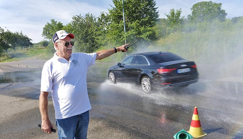 Harald Lepple gibt über sein Walkie-Talkie Anweisungen an die Fahrer. Fotos: Dennis Mugler