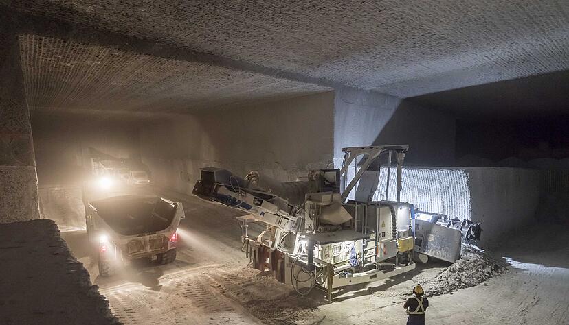 Beim Salzabbau gehen die Salzwerke ab Mai 2006 neue Wege: Sie setzen auf den Continuous Miner. Neben dem Abbau mittels Bohren und Sprengen wird nun auch durch Schneiden Salz gewonnen.
Foto: SWS