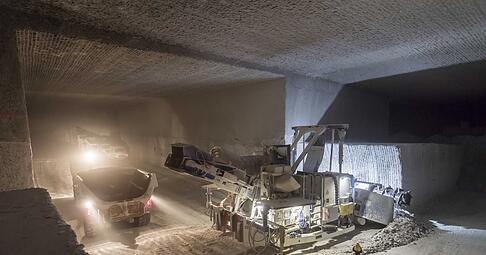 Beim Salzabbau gehen die Salzwerke ab Mai 2006 neue Wege: Sie setzen auf den Continuous Miner. Neben dem Abbau mittels Bohren und Sprengen wird nun auch durch Schneiden Salz gewonnen.
Foto: SWS