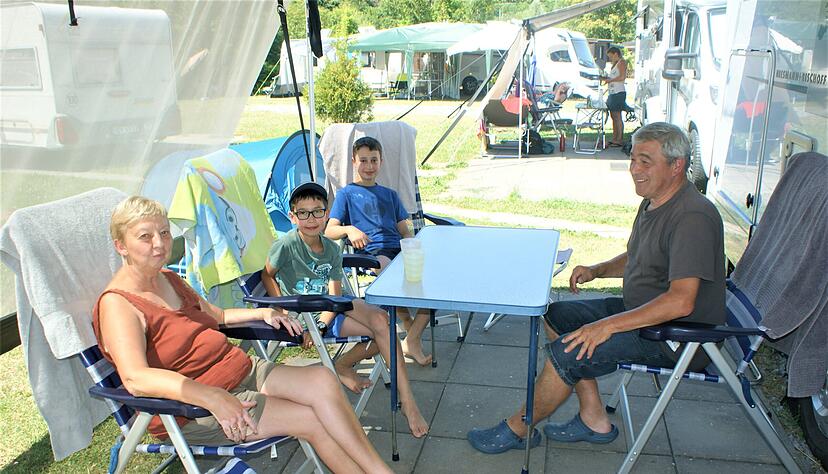 Für das Ehepaar Michael aus Schnelldorf und ihre beiden Enkel ist das Campen ein toller Freizeitspaß. Die Bayern kommen fast jedes Wochenende. Für das Ehepaar Michael aus Schnelldorf und ihre beiden Enkel ist das Campen ein toller Freizeitspaß. Die Bayern kommen fast jedes Wochenende.