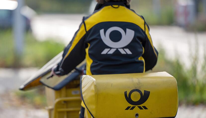 Brieftr&auml;gerin der Deutschen Post.