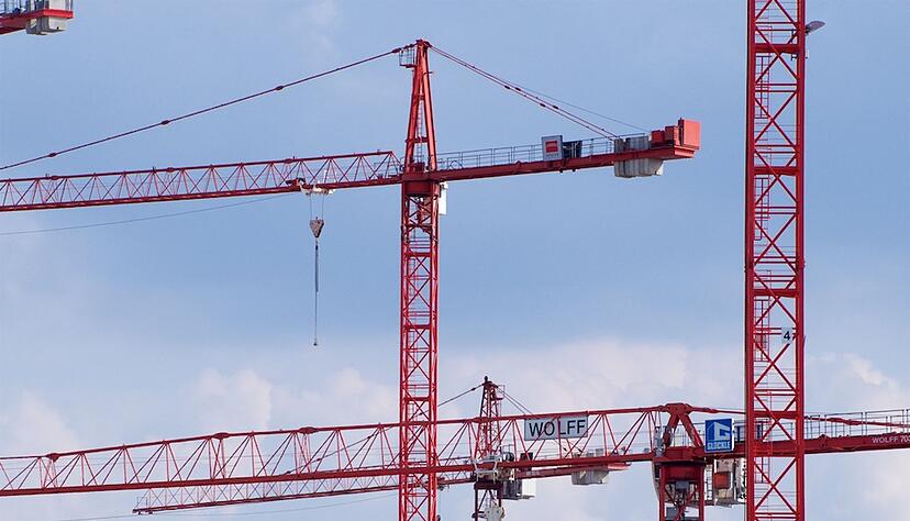 Baukr&auml;ne werden in den kommenden Jahren seltener zu sehen sein. Laut Forschergruppe Euroconstruct wird sich die Talfahrt des deutschen Wohnungsbaus fortsetzen. (Foto: Illustration)