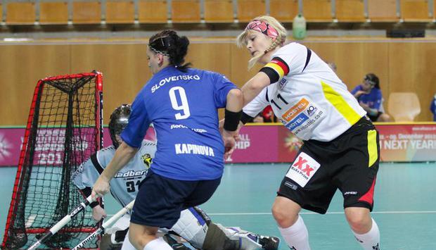 Floorball-Spielerin Sandra Dirksen (r) bei der WM in Aktion. Foto: Tim Fuhrmann