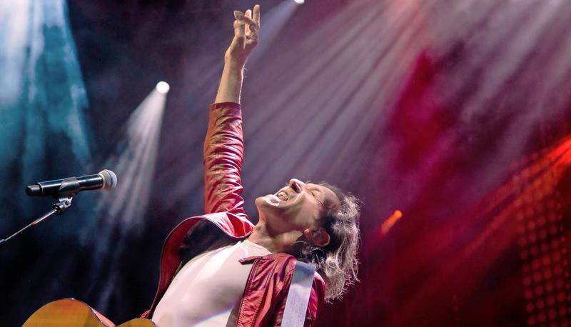 Albert Hammond (oben) hat unzählige Hits geschrieben. Topact des Abends ist Chris Thompson (rechts). Mit dabei auch Julia Neigel, Fools Garden und die Bananafishbones (Mitte, von oben).
Fotos: Blacksheep/privat Albert Hammond (oben) hat unzählige Hits geschrieben. Topact des Abends ist Chris Thompson (rechts). Mit dabei auch Julia Neigel, Fools Garden und die Bananafishbones (Mitte, von oben).
Fotos: Blacksheep/privat