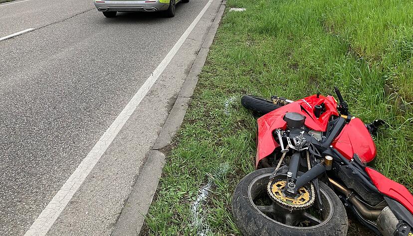 Nach Angaben der Polizei verlor der 22-Jährige beim Überholen die Kontrolle über sein Motorrad. Nach Angaben der Polizei verlor der 22-Jährige beim Überholen die Kontrolle über sein Motorrad.