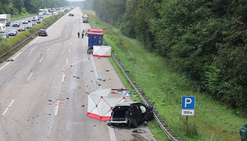 Nach einem gro&szlig;en Unfall mit mehreren Beteiligten und Verletzten auf der A5 bei Bruchsal ist eine Fahrtrichtung gesperrt.