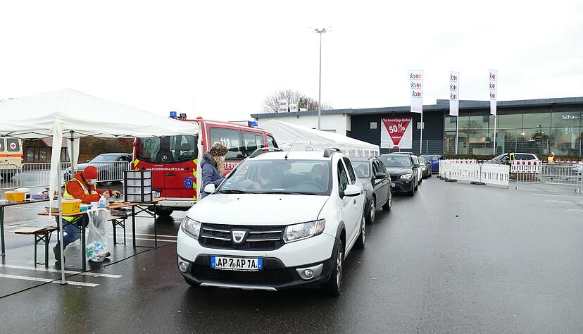 Bis zu drei Stunden warteten Autofahrer auf dem Kauflandparkplatz in Ilsfeld auf ihre Impfung. Foto: Harald Schmidt Bis zu drei Stunden warteten Autofahrer auf dem Kauflandparkplatz in Ilsfeld auf ihre Impfung. Foto: Harald Schmidt
