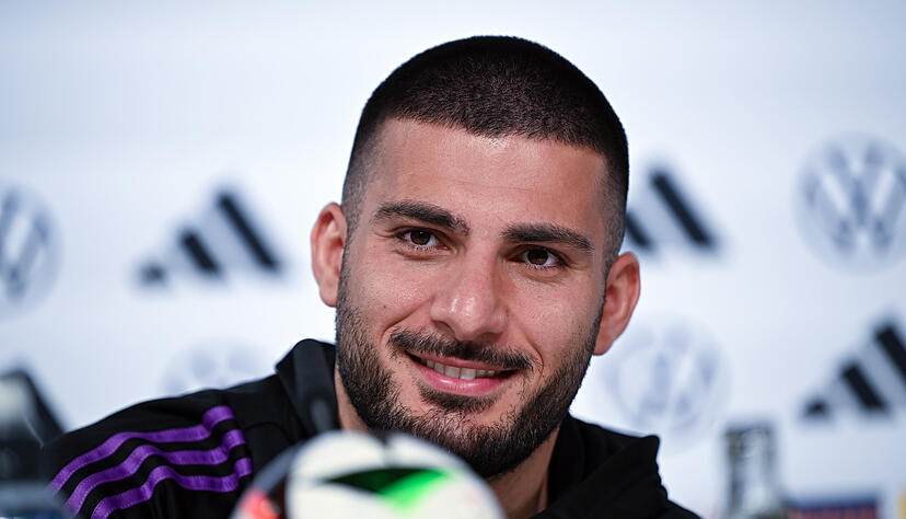 Bei einer Pressekonferenz des DFB im Trainingslager in Blankenhain gibt VfB-Star Deniz Undav eine kleine Spitze gegen den FC Bayern ab.