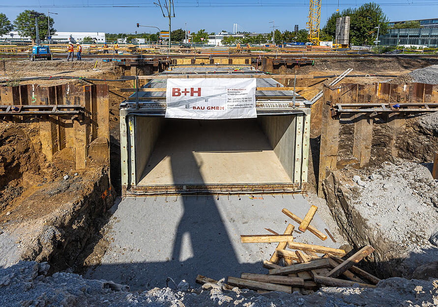 Brückenteil für Bahnunterführung in Neckarsulm eingesetzt – Eindrücke von der Großbaustelle Brückenteil für Bahnunterführung in Neckarsulm eingesetzt – Eindrücke von der Großbaustelle