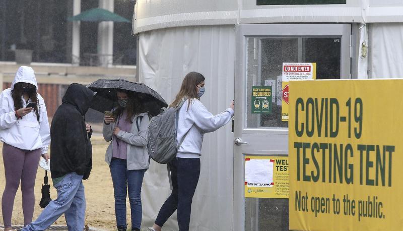 Menschen warten in einer Schlange vor einem Testzentrum im texanischen Weco, um sich auf das Coronavirus testen zu lassen. Menschen warten in einer Schlange vor einem Testzentrum im texanischen Weco, um sich auf das Coronavirus testen zu lassen.