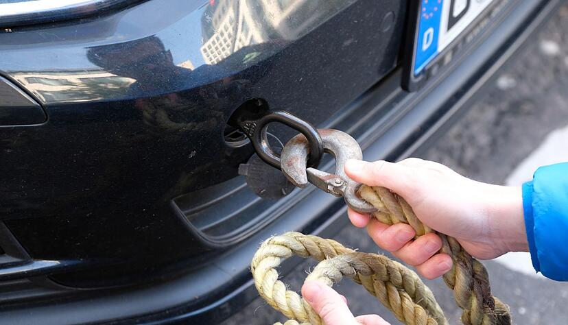 Festmachen: An einem speziellen Haken wird das Abschleppseil am Pannenfahrzeug montiert.