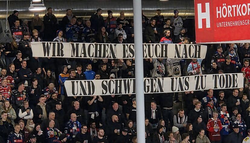 Nach einem lautstarken Protest setzen die Falken-Fans bei Spiel gegen Peiting mit Schweigen fort.