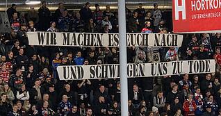 Nach einem lautstarken Protest setzen die Falken-Fans bei Spiel gegen Peiting mit Schweigen fort.