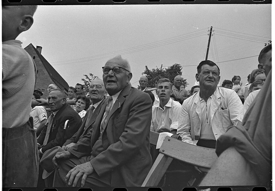 1959: Gespannt erwarten die Zuschauer das Eintreffen der Reiter vom Frankenbacher Hipfelhof in Großgartach.