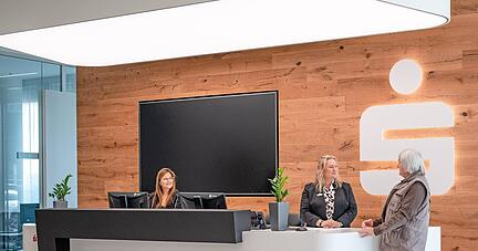 Das Beratungscenter präsentiert sich offen und hell erleuchtet. Kunden sollen sich in dem Center wohlfühlen. Am Eingang im Erdgeschoss gibt es einen Empfang und eine Wartelounge für Besucher.
Fotos: Christiana Kunz