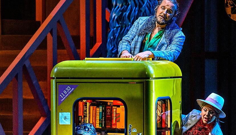 Eine alte Telefonzelle schafft es in Davids' Inszenierung.