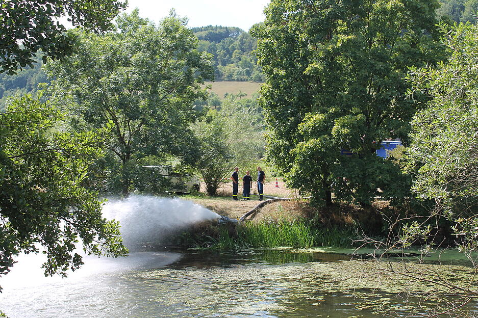 27.  August 2015. Am Mulfinger Wehr versuchen THW-Helfer die Jagst mit Sauerstoff anzureichern, 
um den Ammoniumgehalt zu drücken.