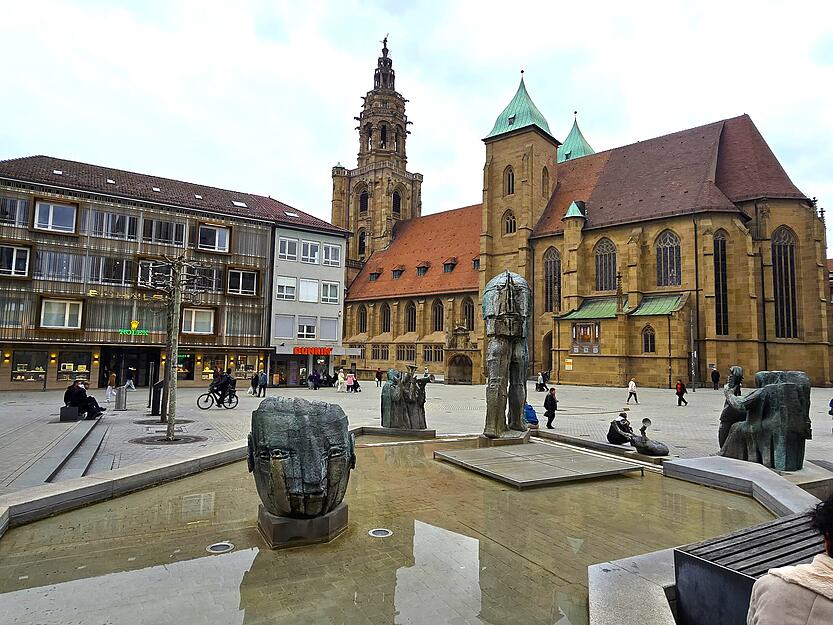 Der Kom&ouml;diantenbrunnen, der neue Stadtbrunnen auf dem Kiliansplatz in Heilbronn. Er wurde 1996 vom Bildhauer Eberhard Linke gestaltet. Die bis zu 2,80 Meter hohen Bronzefiguren stellen Charaktere der italienischen Commedia dell&acute;arte dar, darunter Maskentr&auml;ger und Musikanten