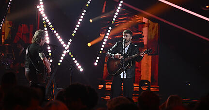 Zusammen mit seinem Coach Peter Maffay präsentierte Julian Pförtner im Finale eine mitreißende Version des Hits "Achy Breaky Heart" von Billy Ray Cyrus. Zusammen mit seinem Coach Peter Maffay präsentierte Julian Pförtner im Finale eine mitreißende Version des Hits "Achy Breaky Heart" von Billy Ray Cyrus.