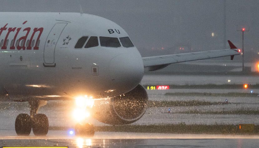 Während eines massiven Unwetters stehen Flugzeuge auf einem Flughafen.