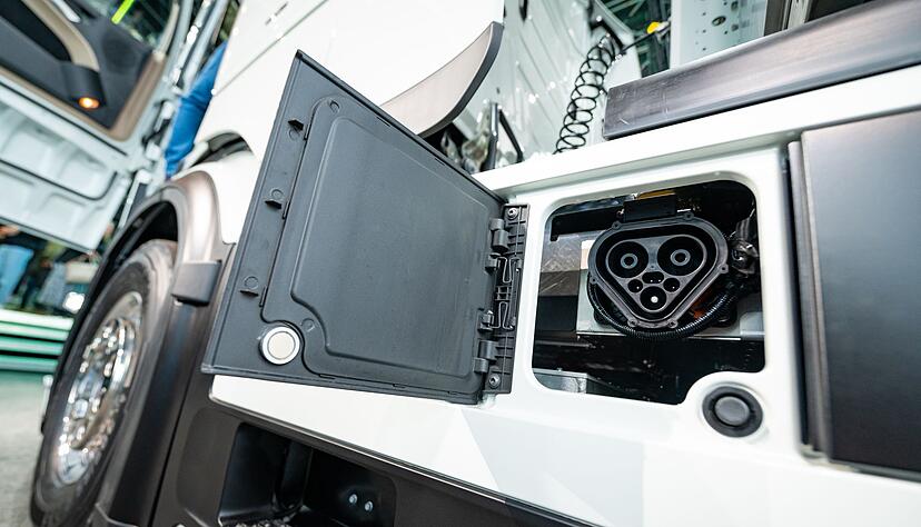 Ladestecker statt Tankstutzen - der neue E-Lkw kommt mit einer Ladung bis zu 500 Kilometer weit. (Archivbild)