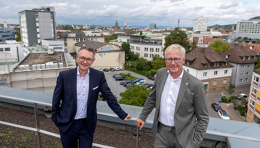 Stimme Verleger Tilmann Distelbarth (rechts) und KSK-Vorstandsmitglied Marco Muschal auf dem Dach der Sparkasse vor dem Grundstück zwischen Allee und Gymnasiumstraße. Stimme Verleger Tilmann Distelbarth (rechts) und KSK-Vorstandsmitglied Marco Muschal auf dem Dach der Sparkasse vor dem Grundstück zwischen Allee und Gymnasiumstraße.
