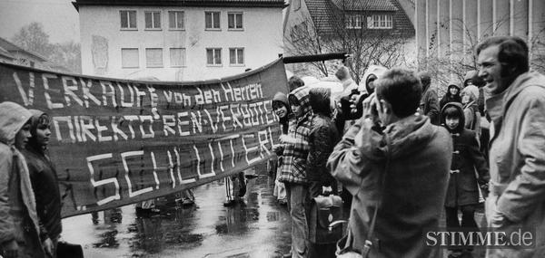 November 1973: Ein Fernseh-Team vom "Abendjournal" filmt den Verkauf der Schülerzeitschrift "Schlotterle" vor dem THG. Heilbronner Gymnasiums-Direktoren verbieten den Verkauf wegen eines Artikels gegen den Direktor des benachbarten Robert-Mayer-Gymnasiums.