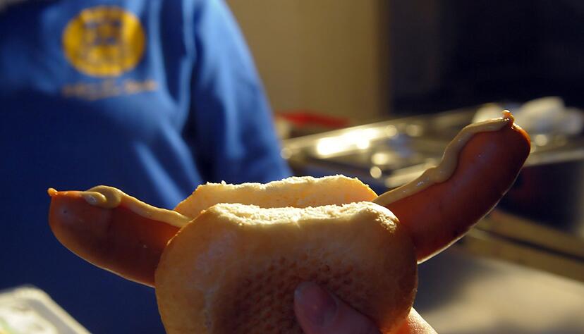 Wegen einer Bockwurst-Bestellung konnte der betrunkene Fahrer gestellt werden. (Symbolbild)