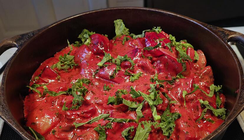 Skandi-Style: Bevor die Rote Bete mit anderem Wurzelgem&uuml;se zum Eintopf wird, entwickelt sie im Ofen reichlich R&ouml;staromen.