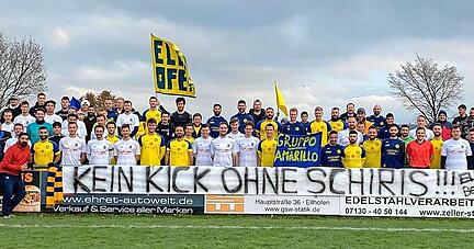 "Kein Kick ohne Schiris": Pro-Schiedsrichter-Aktion des A1-Ligisten TSV Ellhofen am vergangenen Sonntag, zusammen mit dem VfL Eberstadt und dem eingeteilten Unparteiischen.
Foto: privat